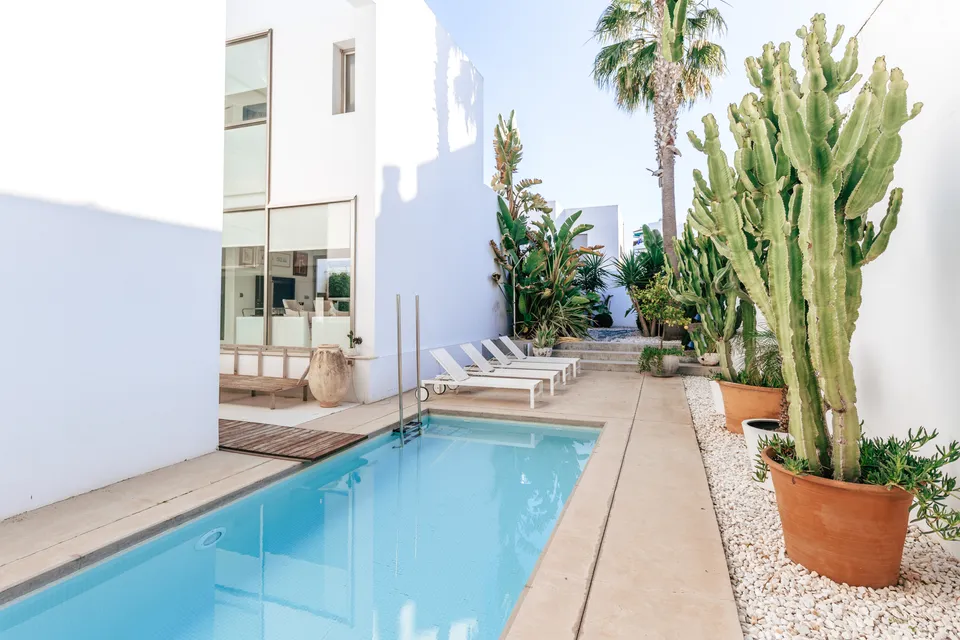 Adosado con jardín mediterráneo y piscina privada en Cala de Bou