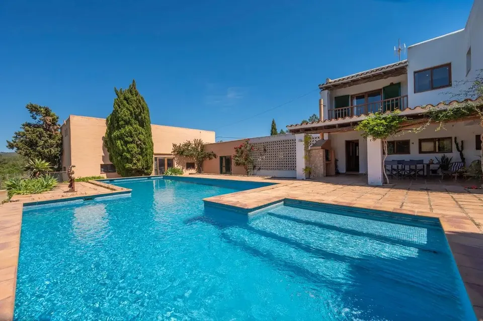 Villa con parcela de 15.000 m², piscina y dos talleres de cerámica en Sant Rafel