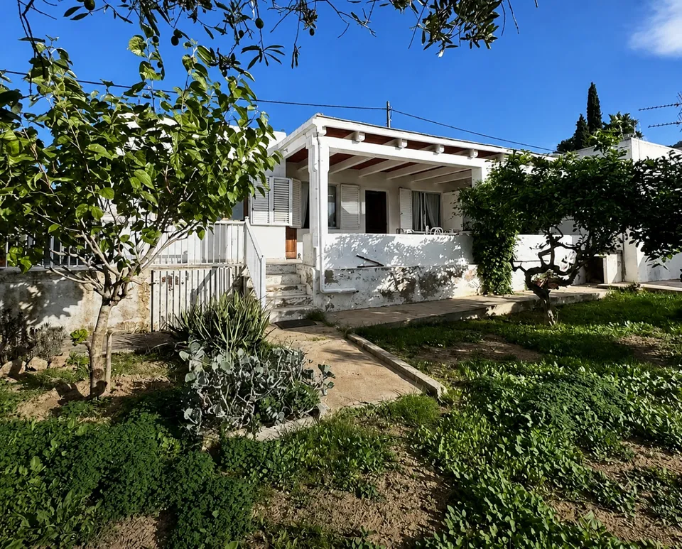 Casa rústica de una planta con jardín, porches y terrazas en Sa Caleta