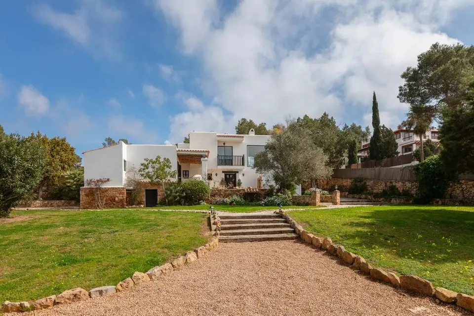 Villa mediterránea con vistas al mar y casa de invitados cerca de Cala Salada